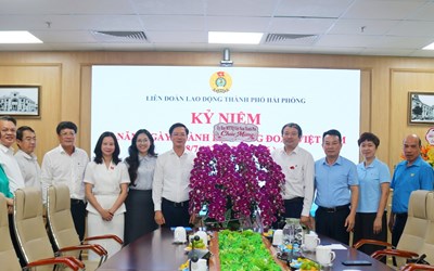 Đồng chí Phó Bí thư Thành ủy, Chủ tịch Ủy ban MTTQ Việt Nam thành phố chúc mừng Liên đoàn Lao động thành phố
