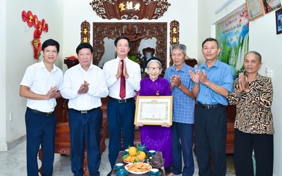 Trao Huy hiệu 80 năm tuổi Đảng tặng các đảng viên lão thành