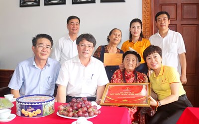 Trao tặng sổ tiết kiệm cho các Mẹ Việt Nam anh hùng